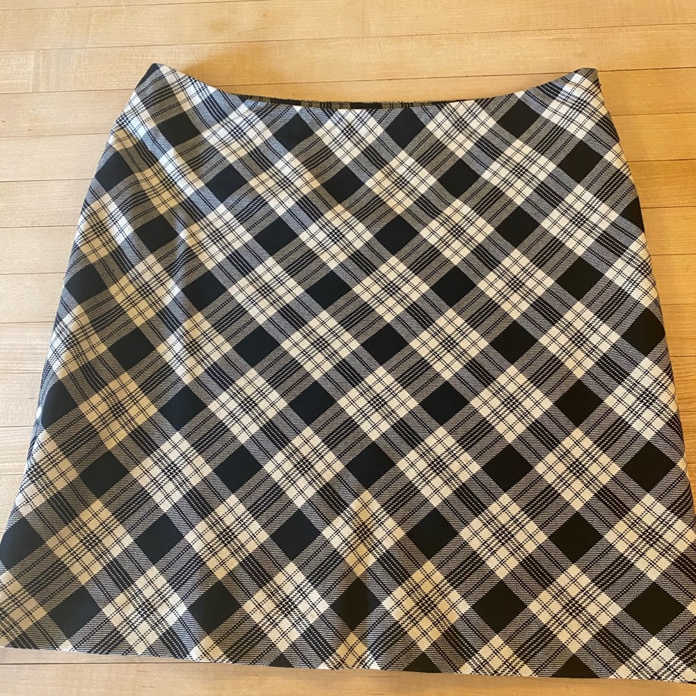 Like new Nautica black and cream skirt-size 4